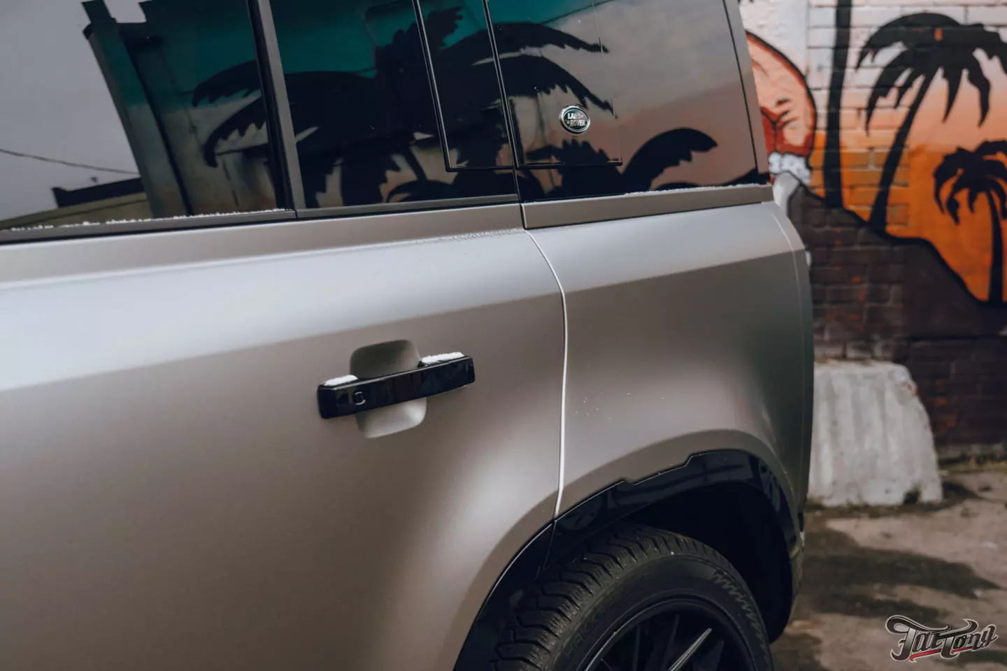 Необычный дизайн для Land Rover Defender! Оклейка в черный глянец+серый мат. Шумоизоляция дверей и Шиномонтаж на вибростенде на стендах Hunter